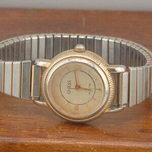 Pre-Owned Women’s Vintage Guess Stretch Band Analog Casual Watch